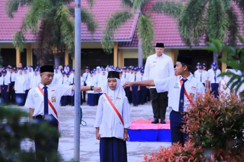 Wako Zul Elfian Umar Pembina Upacara SMPN 3 Kota Solok